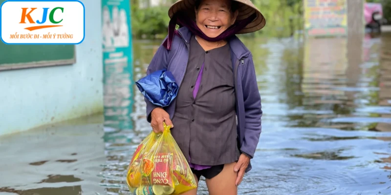 Hoạt động KJC cứu trợ đồng bào vùng lũ lan tỏa giá trị nhân văn
