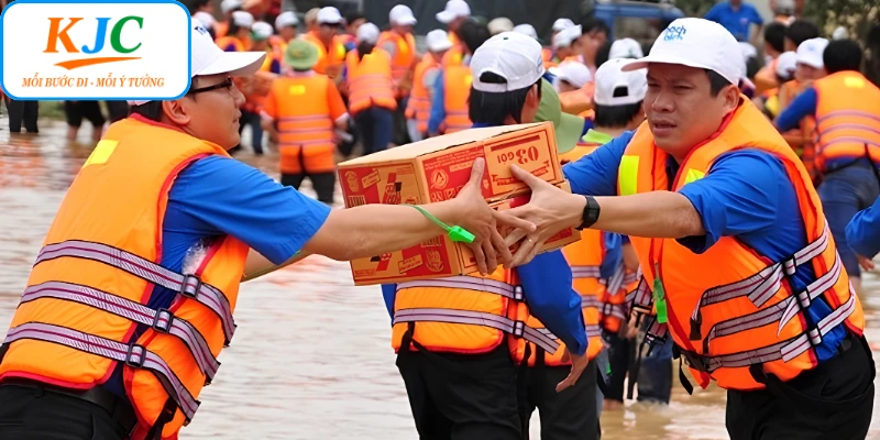 KJC Cứu Trợ Đồng Bào Vùng Lũ Trong Cơn Bão Dữ